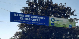 Banner hängt vor einem Baum