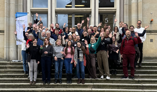 Gruppenfoto von den Teilnehmenden des Netzwerktreffens INNO4BNE 2024 in Leipzig vor dem Unigebäude.