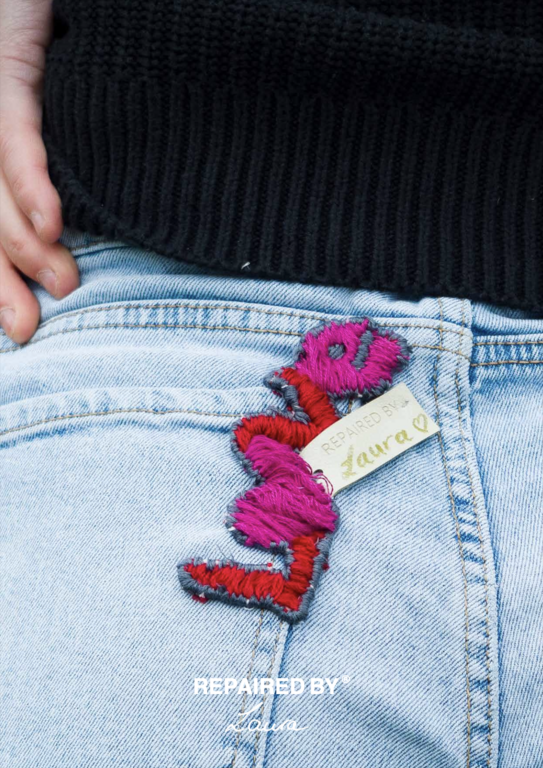 Das Bild zeigt eine aufgearbeitete Jeans und stammt aus dem „REPAIRED BY“ Magazin und ist eine von vielen Arbeiten des Projektes.