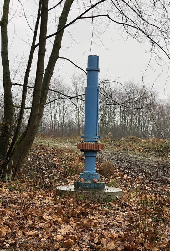 Industrie-Skulptur: Blaue Zahnradwelle