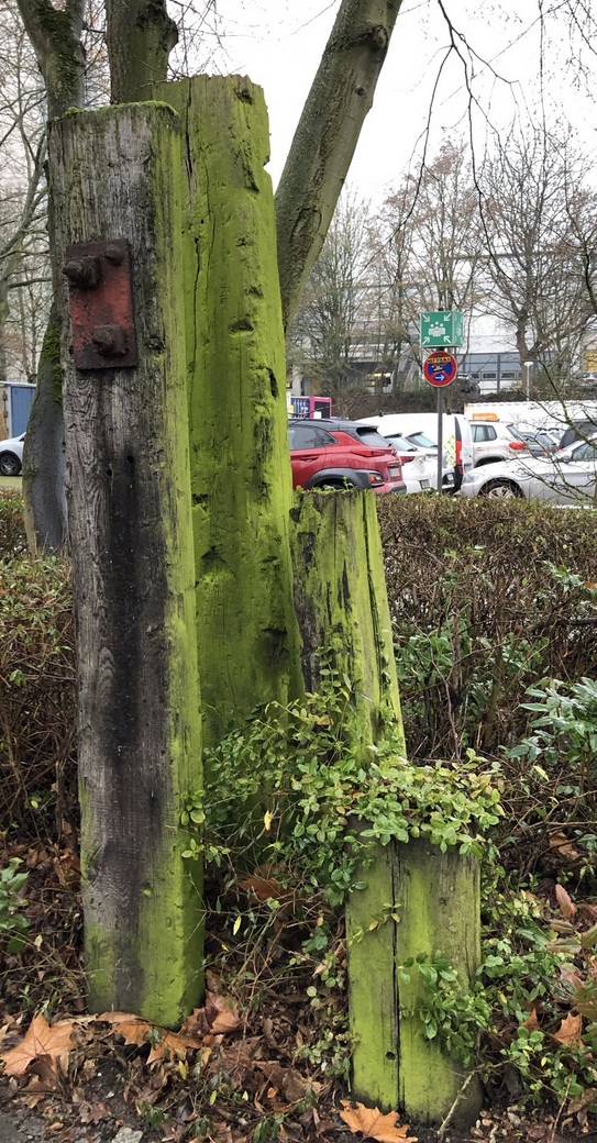 Industrie-Skulptur aus Eisenbahnschwellen