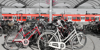 Fahrradparkplätze an einer Bahnstation