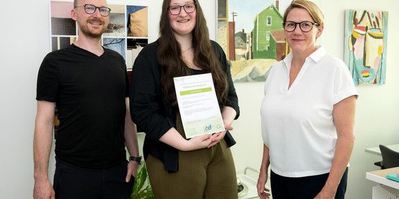 100stes Zertifikat studium oecologicum Die Prorektorin Studium und Lehre überreicht mit der Leitung des Nachhaltigkeitsbüros einer Studentin das 100ste Zertifikat studium oecologicum