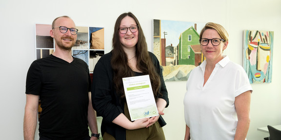 Die Prorektorin Studium und Lehre überreicht mit der Leitung des Nachhaltigkeitsbüros einer Studentin das 100ste Zertifikat studium oecologicum