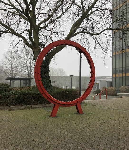 Foto einer Industrie-Skulptur: Zahnkranz einer Hafenkrans mit Innenverzahnung