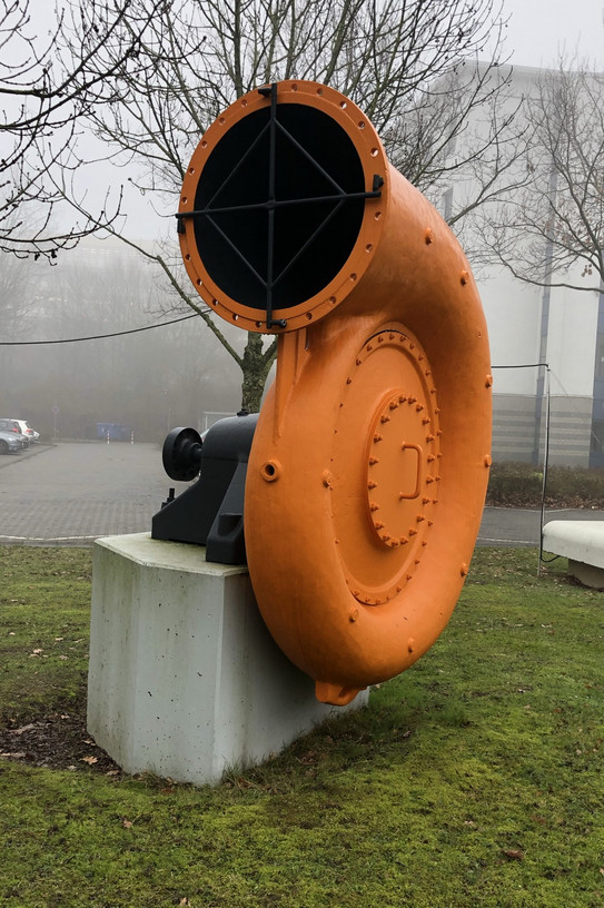 Industrie-Skulptur: Orangene Graugusschnecke