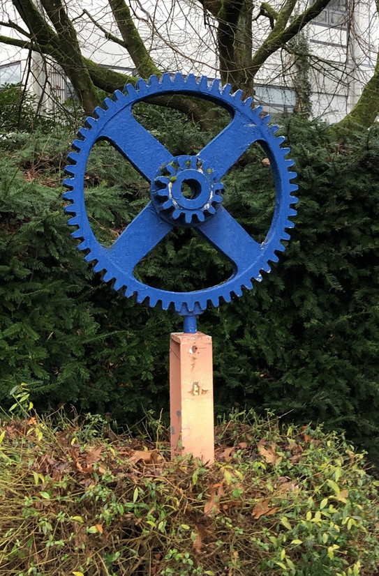 Industrie-Skulptur: Blaues Zahnrad