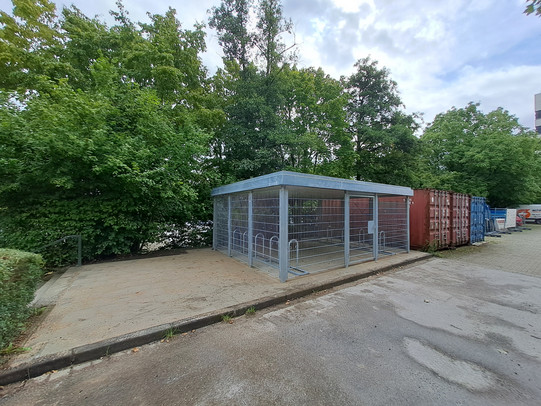 Foto von Fahrradanlage auf dem Campus Nord auf dem Parkplatz P1 bei der Chemietechnik