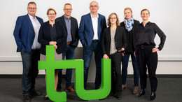 Die Mitglieder des Rektorates (von links): Prorektor Finanzen Prof. Dr. Gerhard Schembecker, Prorektorin Studium Prof. Dr. Wiebke Möhring, Kanzler Markus Neuhaus, Rektor Prof. Dr. Manfred Bayer, Prorektorin Forschung Prof. Dr. Nele McElvany, Prorektorin Diversität Prof. Dr. Petra Wiederkehr, Prorektorin Internationales Prof. Dr. Tessa Flatten.