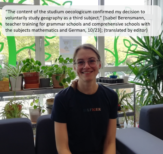 A student sits on the sofa in the sustainability office and is happy about successfully completing the studium oecologicum. A quote from the student says:“The content of the studium oecologicum confirmed my decision to voluntarily study geography as a third subject.” (Isabel Berensmann, teacher training for grammar schools and comprehensive schools with the subjects mathematics and German, 10/23, translated by editor). Plants and the green facade design of the window front can be seen in the background.
