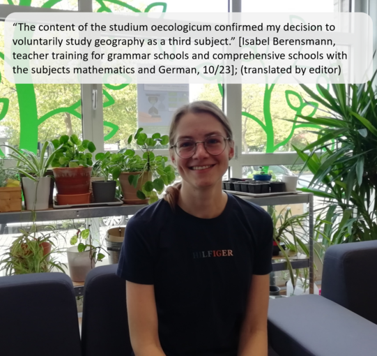 A student sits on the sofa in the sustainability office and is happy about successfully completing the studium oecologicum. A quote from the student says:“The content of the studium oecologicum confirmed my decision to voluntarily study geography as a third subject.” (Isabel Berensmann, teacher training for grammar schools and comprehensive schools with the subjects mathematics and German, 10/23, translated by editor). Plants and the green façade design of the window front can be seen in the background.