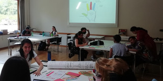 Studierende arbeiten in Kleingruppen im Rahmen der Summer School for Sustainability