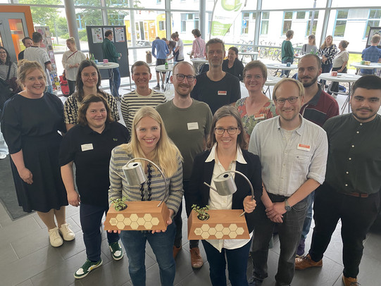 Ein Gruppenfoto der Organisator*innen mit den Preisträger*innen