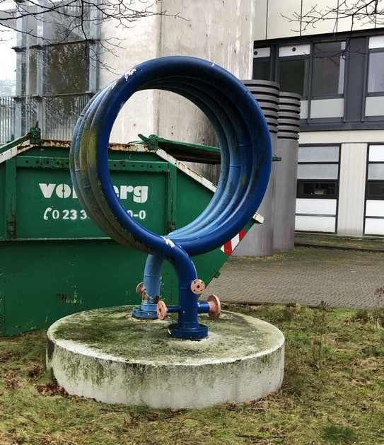 Industrie-Skulptur: Blaue Rohrspirale