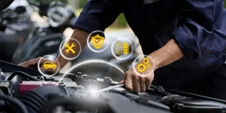 Foto: Eine Person arbeitet am Motor eines Autos, über dem Symbole für Fahrzeugservice, Wartung und Sicherheit eingeblendet sind.