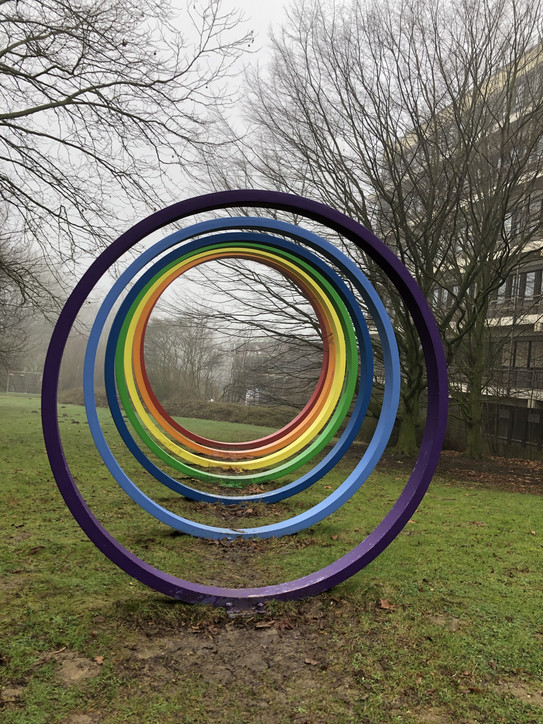 Industrie-Skulptur: Spektral-Ringe. 7 Stahlringe in den Farben rot, orange, gelb, grün, blau, indigo und violett.