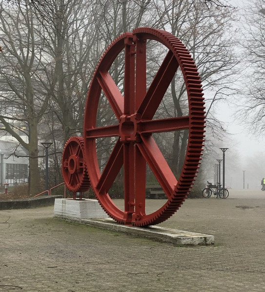 Industrie-Skulptur: Rotes Zahnradpaar