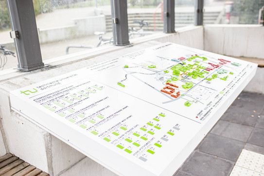 Der audiotaktile Lageplan des Campus der TU Dortmund. Legende sowie Straßen und Gebäude sind taktil dargestellt. Beschriftungen in Braille- und Pyramidenschrift.  