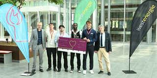 Gruppenfoto: Mehrere Personen nehmen einen Preis entgegen.