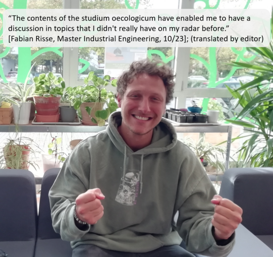 A student sits on the sofa in the sustainability office and is happy about successfully completing the studium oecologicum. A quote from the student says: “The contents of the studium oecologicum have enabled me to have a discussion in topics that I didn't really have on my radar before.” (Fabian Risse, Master Industrial Engineering, 10/23, translated by editor). Plants and the green facade design of the window front can be seen in the background.