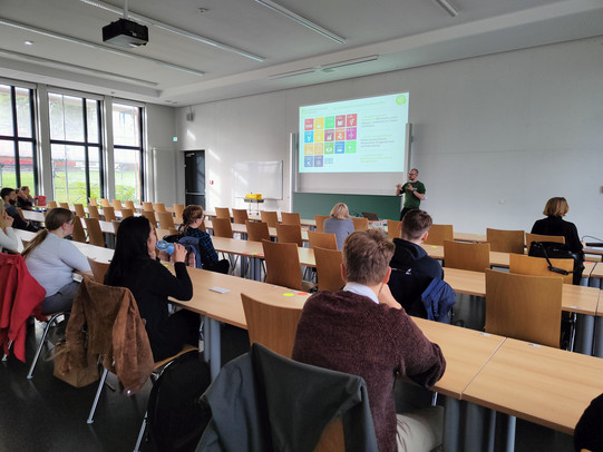 Workshopteilnehmende hören einer Präsentation zu 