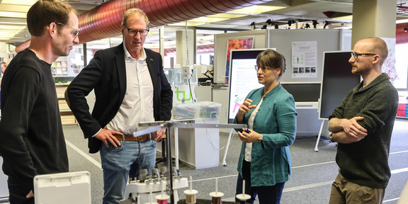 Hybrid Learning Center der UB Dortmund. Der Kanzler (Albrecht Ehlers) informiert sich gemeinsam mit dem stellvertretenden Leiter der UB (Norbert Gövert), der Leitung des Geschäftsbereichs Information und Lernort der UB (Dr. Ute Engelkenmeier) und dem Leiter des Nachhaltigkeitsbüros (Dr. Henning Moldenhauer) über das Hybrid Learning Center der UB Dortmund.