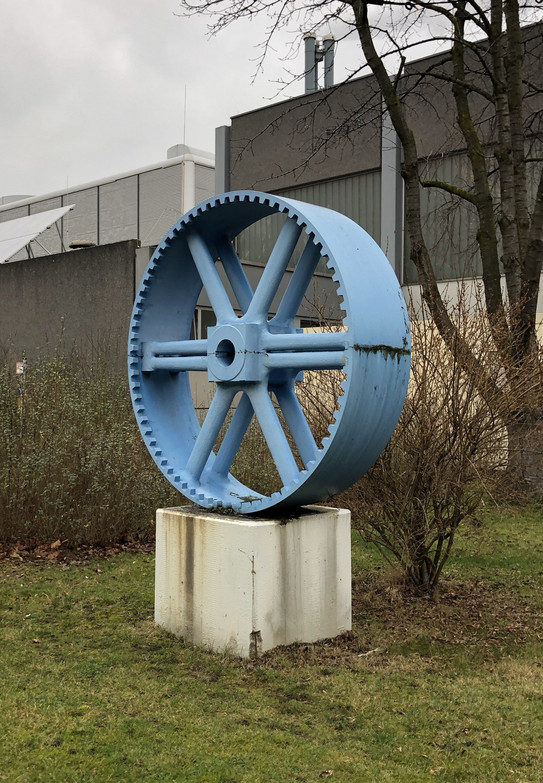 Industrie-Skulptur: Blaues Schwungrad