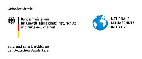 Logo: Logo: Gefördert durch Links: Bundesministerium für Umwelt, Klimaschutz, Naturschutz und nukleare Sicherheit Rechts: Nationale Klimaschutzinitiative Unteerhalb: aufgrund eines Beschlusses des Deutschen Bundestages