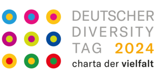 Links neun zweifarbige, bunte Punkte, die in einem Drei-mal-Drei Raster angeordnet sind. Rechts Text: „Deutscher Diversity Tag 2024. charta der vielfalt.“