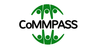 Logo CoMMPASS Ein Logo mit dem schwarzen Schriftzug CoMMPASS, dahinter grüne Formen, die Menschen symbolisieren könnten.