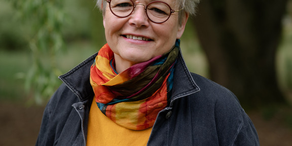 Porträt von Dr. Anne Haage Ein Porträt von einer Frau vor einem Baum, die Frau ist Dr. Anne Haage.