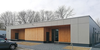 Kitagebäude Campus Süd Ein Gebäude der Kita auf dem Campus Süd mit Bäumen im Hintergrund.