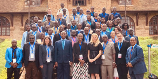 Konferenz an der Uganda Christian University Große Gruppe von Konferenzteilnehmenden posiert vor einem Gebäude der Uganda Christian University.