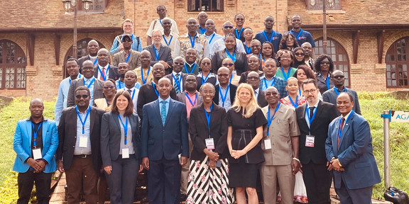 Konferenz an der Uganda Christian University Große Gruppe von Konferenzteilnehmenden posiert vor einem Gebäude der Uganda Christian University.