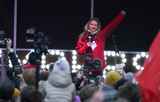 Klimaaktivistin Greta Thunberg spricht vor einem Publikum und der Presse