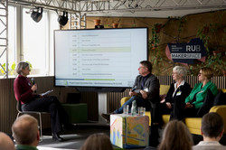Foto: Im Makerspace an der Ruhr-Universität Bochum nehmen Stefan Rumann, Kornelia Freitag und Prof. Wiebke Möhring an einer Podiumsdiskussion teil.