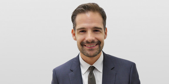Porträtfoto von Prof. Christoph Schuck.