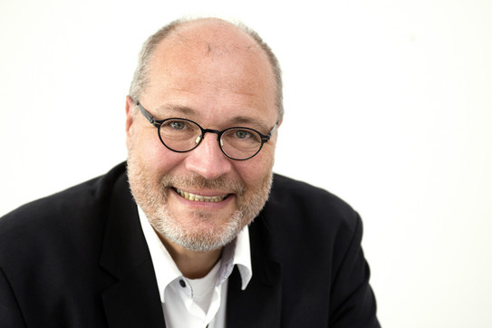 Porträt von einem Mann, Prof. Christian Rehtanz, auf weißem Hintergrund.