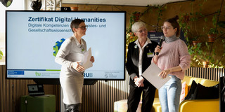Photo: Dr. Stephanie Heimgartner and Prof. Kornelia Freitag from Ruhr University Bochum present a student with her Digital Humanities certificate.