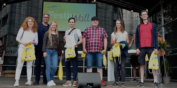 Award ceremony of the STADTRADELN with five members of the "Team Mathe" and the mayor of Dortmund standing together on stage 