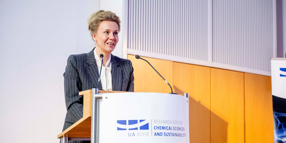 Auf dem Foto steht Wissenschaftsministerin Ina Brandes am Rednerpult und spricht ins Mikrofon.