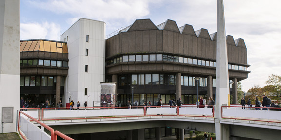 Blick von der Mensabrücke auf die Universitätsbibliothek der TU Dortmund