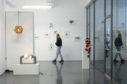 Blick in die Ausstellung mit verschiedenen Objekten und Werken