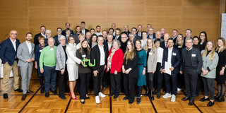 Bild: Gruppenfoto der Stifter*innen und Stipendiat*innen
