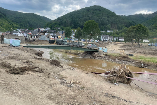 Hochwasser Mayschoß 2021 Das Bild zeigt einen durch Hochwasser zerstörten Ort mit kaputten Häusern und verwüsteter Landschaft