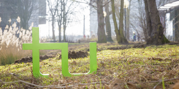 TU-Logo steht auf dem Campus