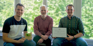 Prof. Jörg Tiller mit den PottPilz-Gründern Lennard Bennemann und Hendrik Wever, die eine Auszeichnung der TU Dortmund und die EXIST-Urkunde zeigen.