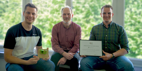 Prof. Jörg Tiller mit den PottPilz-Gründern Lennard Bennemann und Hendrik Wever, die eine Auszeichnung der TU Dortmund und die EXIST-Urkunde zeigen.
