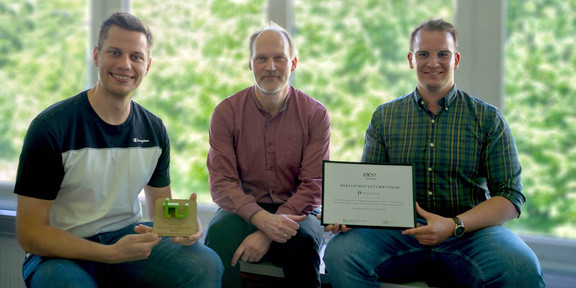 Prof. Jörg Tiller mit den PottPilz-Gründern Lennard Bennemann und Hendrik Wever, die eine Auszeichnung der TU Dortmund und die EXIST-Urkunde zeigen.