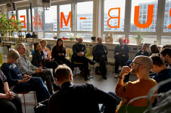 Foto: Teilnehmende der Veranstaltung im Makerspace diskutieren über die Zusammenarbeit der geisteswissenschaftlichen Fächer an den UA-Ruhr-Universitäten.